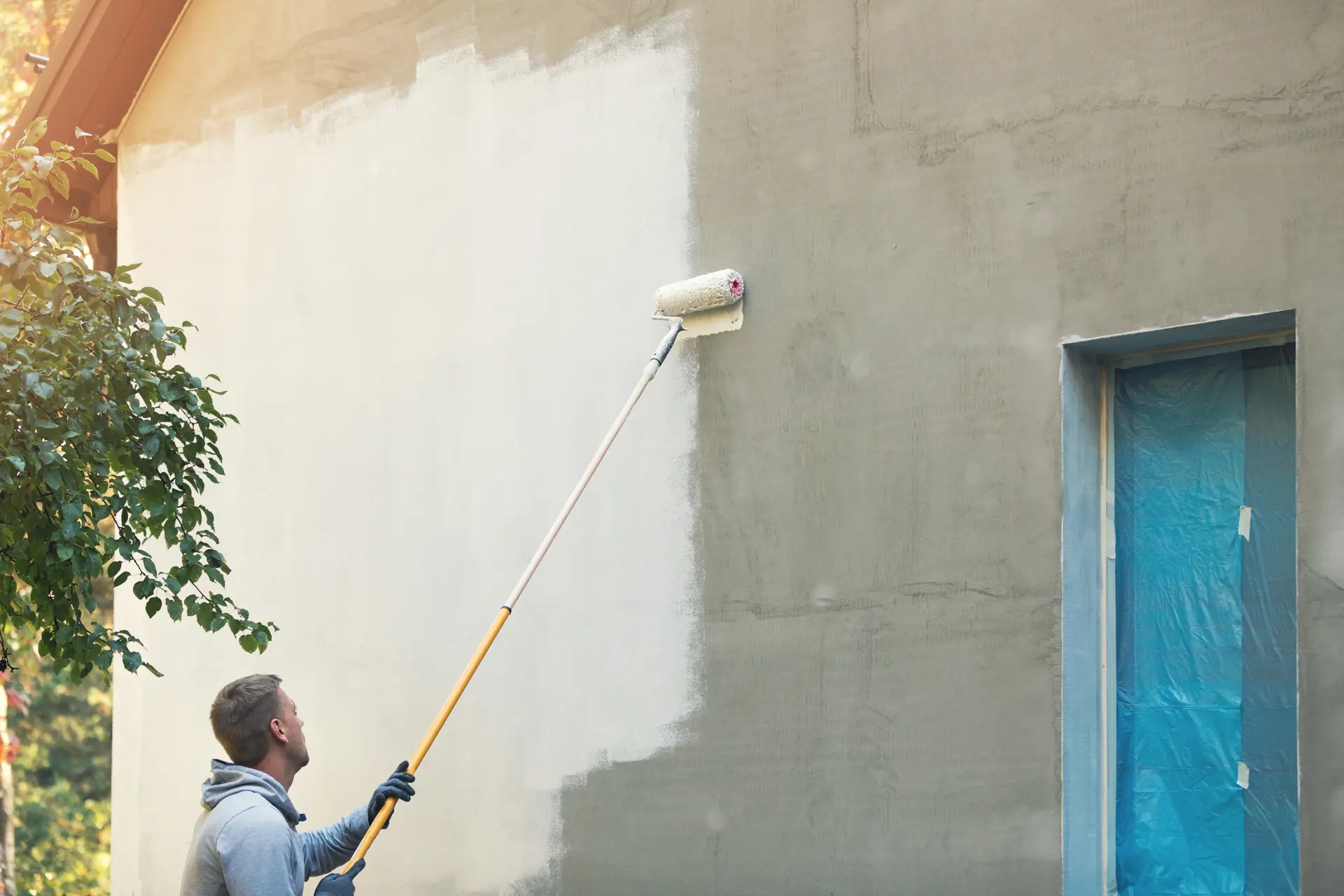 Pintor trabajando en una fachada en Dos Hermanas